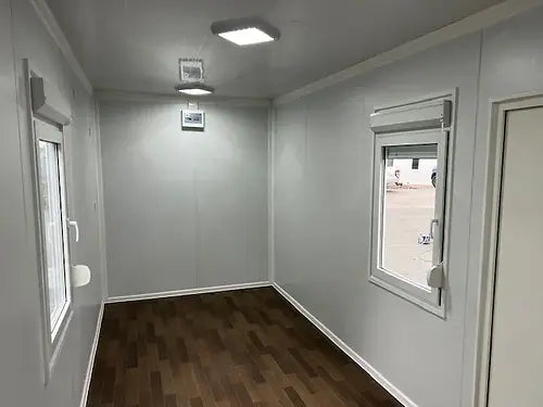 CONTENEDOR DE OFICINA ESTANDAR CON PUERTA CENTRAL
