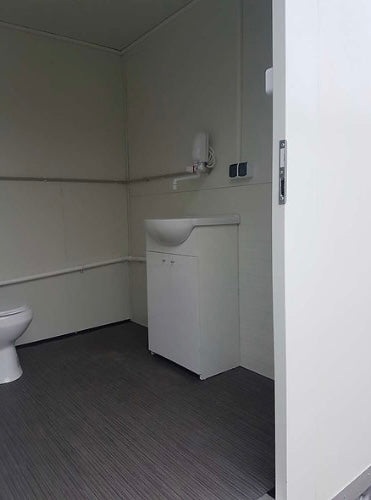 REMOLQUE SANITARIO CON INODORO DOBLE 3,50x2M