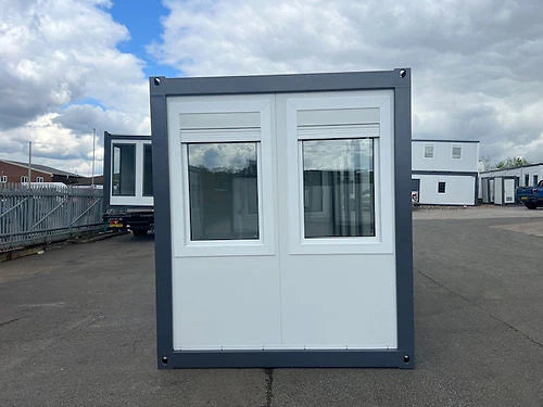 OFICINA PORTATIL CON VENTANAS GRANDES