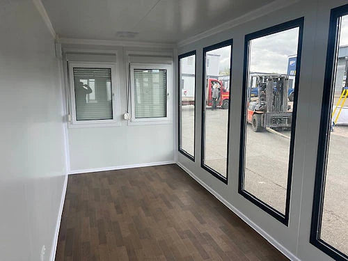 OFICINA PORTATIL CON VENTANAS GRANDES