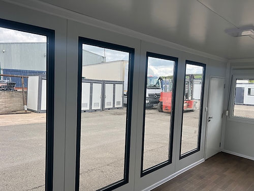 OFICINA PORTATIL CON VENTANAS GRANDES