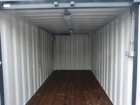 CONTENEDOR DE 15 PIES CON INSTALACIÓN ELÉCTRICA, REJILLAS DE VENTILACIÓN Y BLOQUEO DE LLAVE