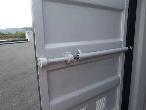 CONTENEDOR DE 15 PIES CON INSTALACIÓN ELÉCTRICA, REJILLAS DE VENTILACIÓN Y BLOQUEO DE LLAVE