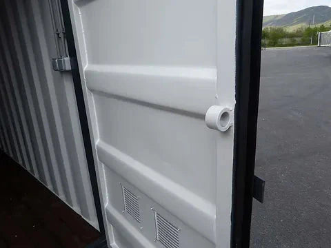 CONTENEDOR DE 15 PIES CON INSTALACIÓN ELÉCTRICA, REJILLAS DE VENTILACIÓN Y BLOQUEO DE LLAVE